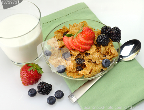 Image of healthy breakfast with bran and raisin cereal 