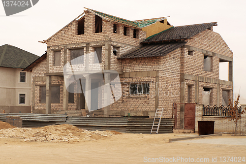 Image of The unfinished house.