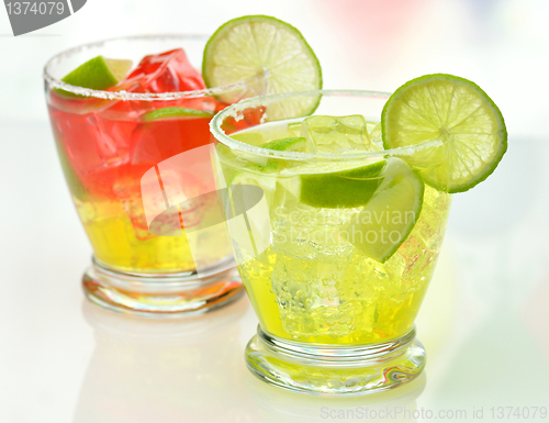 Image of cocktails with ice and lime 