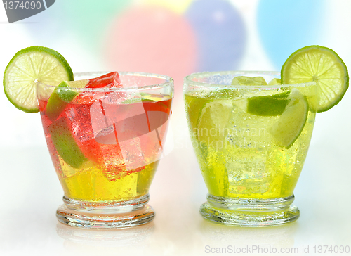 Image of cocktails with ice and lime