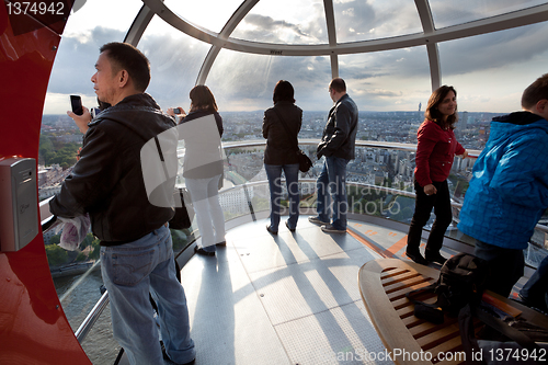 Image of Tourists in the London eye cabin observing city from above