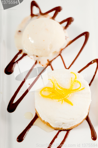Image of  lemon mousse served whith lemon peel on top