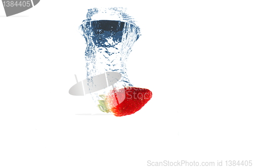 Image of strawbarry fruit in water