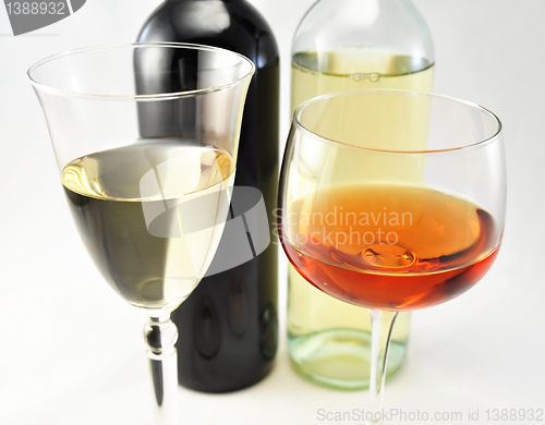 Image of red and white wine