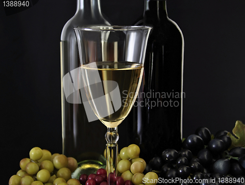 Image of white wine and grape 