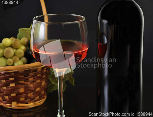 Image of red wine and grape