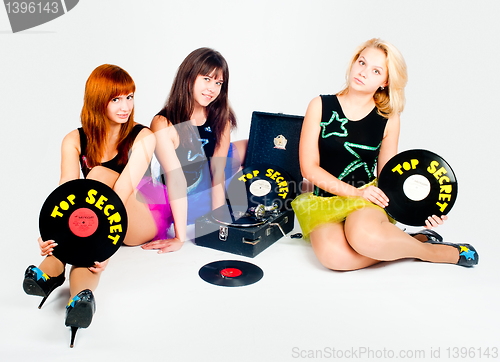 Image of Three pretty girls with gramophone