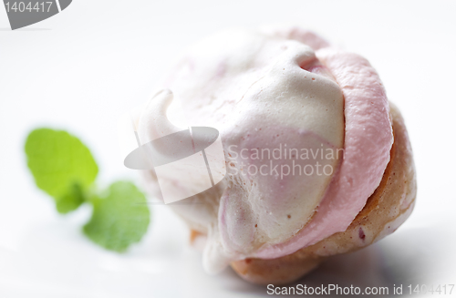 Image of meringues and cream