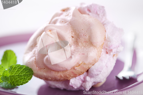 Image of meringues and cream