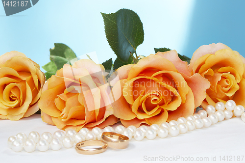 Image of  wedding roses with necklace and gold rings