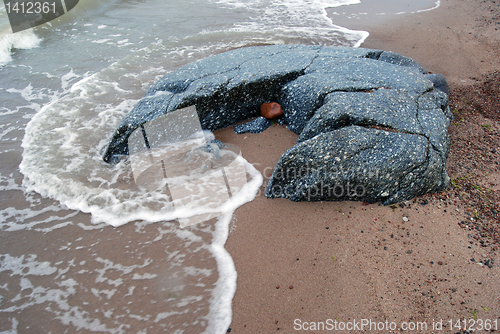 Image of Waves beating stone on the cost 