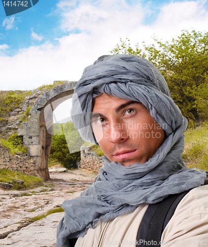 Image of tourist hiding his head under a shawl