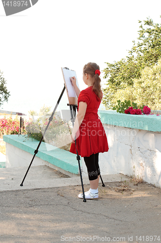 Image of Girl draws.