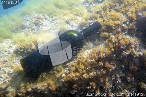 Image of A bottle of wine under the water.