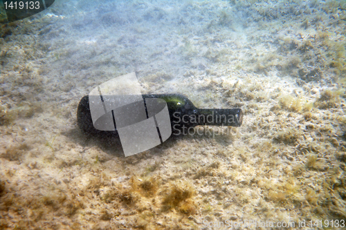 Image of A bottle of wine under the water.