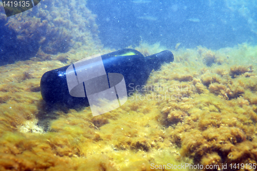 Image of A bottle of wine under the water.