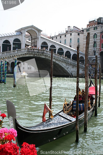 Image of gondola at rialto bridge