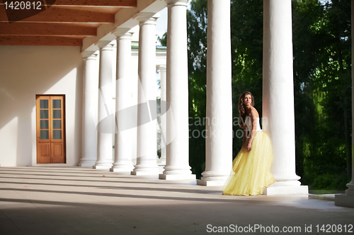 Image of gorgeous bride amongst colonnades