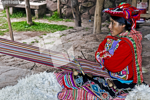 Image of Peruvian woman weaving