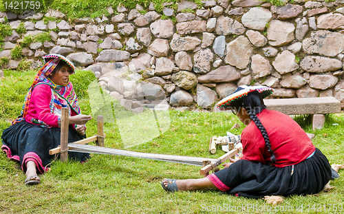 Image of Peruvian women weaving