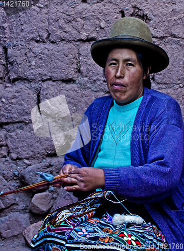 Image of Peruvian woman weaving