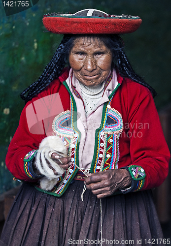 Image of Peruvian woman weaving