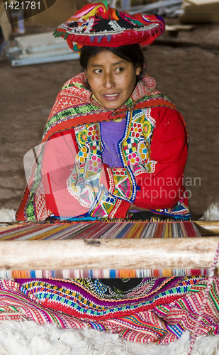 Image of Peruvian woman weaving