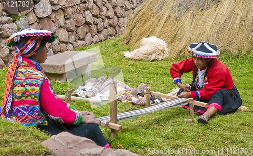 Image of Peruvian women weaving