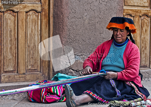 Image of Peruvian woman weaving