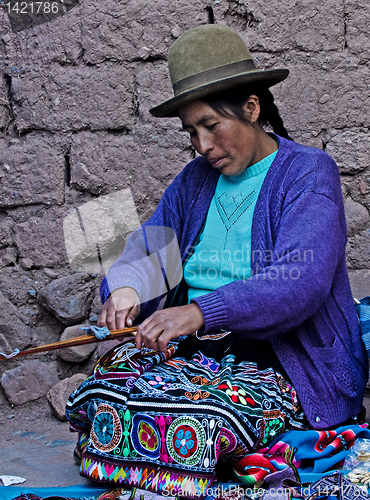 Image of Peruvian woman weaving