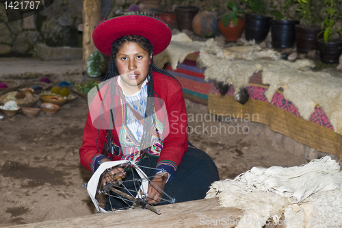 Image of Peruvian woman weaving