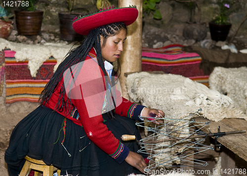 Image of Peruvian woman weaving