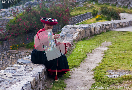 Image of Peruvian woman weaving