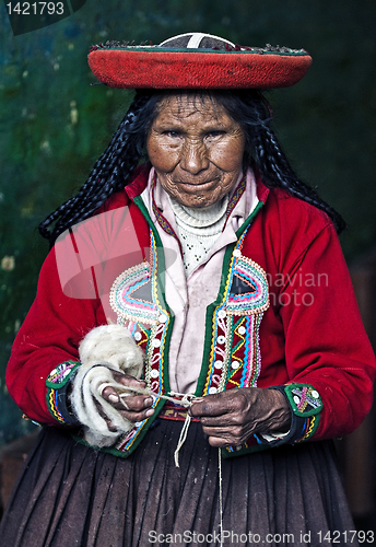 Image of Peruvian woman weaving