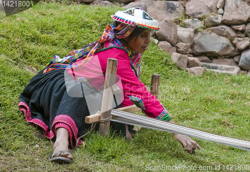 Image of Peruvian woman weaving