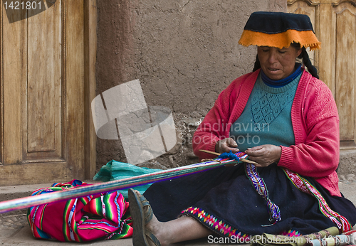 Image of Peruvian woman weaving