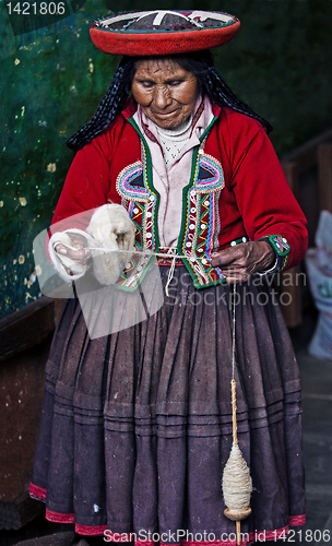 Image of Peruvian woman weaving