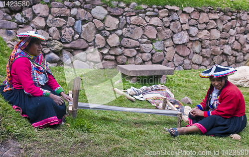 Image of Peruvian women weaving