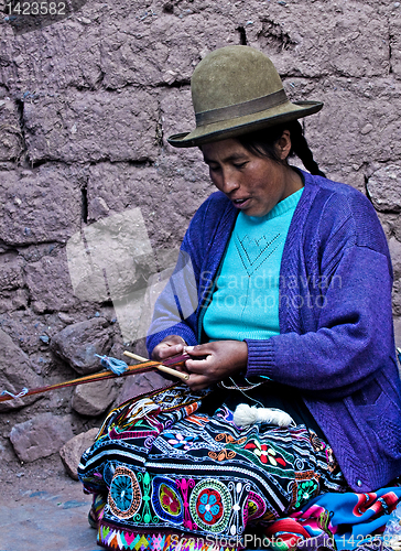 Image of Peruvian woman weaving