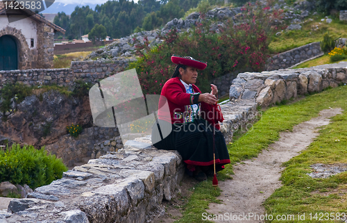 Image of Peruvian woman weaving