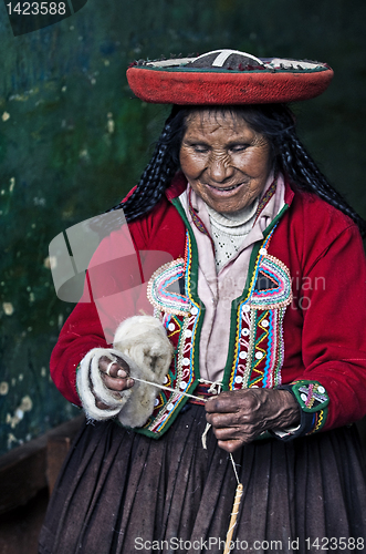 Image of Peruvian woman weaving