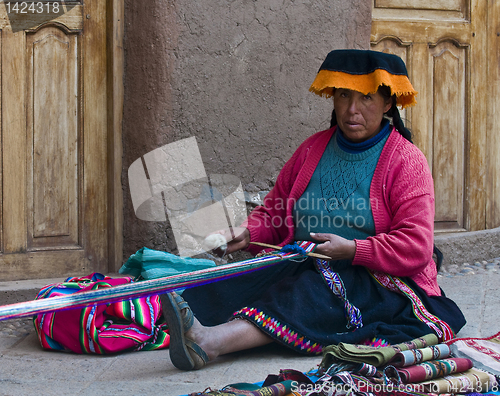 Image of Peruvian woman weaving