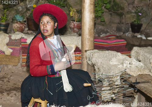 Image of Peruvian woman weaving