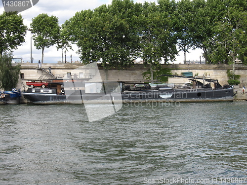 Image of Houseboat with car on the Seine