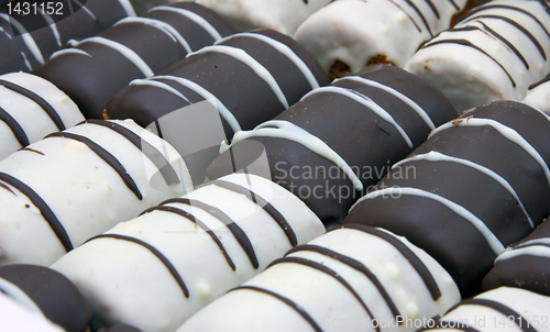 Image of Round mini chocolate pie with strips from above