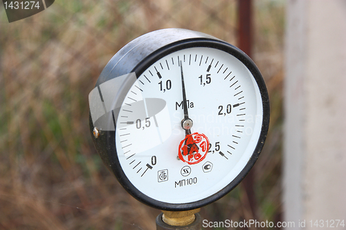 Image of Gas manometer gauge with a black arrow