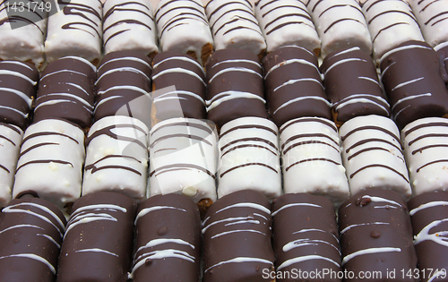 Image of Round mini chocolate pie with strips from above