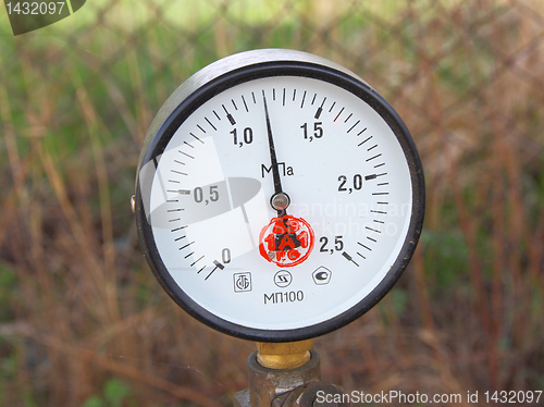 Image of Gas manometer gauge with a black arrow