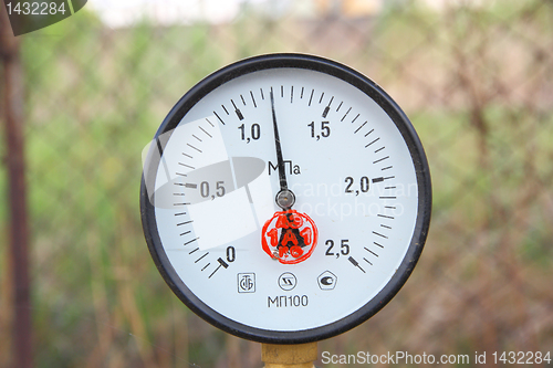 Image of Gas manometer gauge with a black arrow