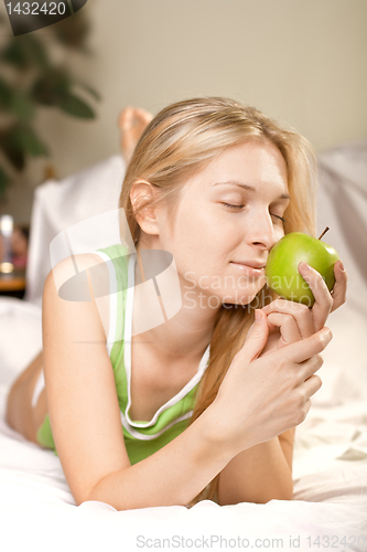 Image of beautyful woman with green apple